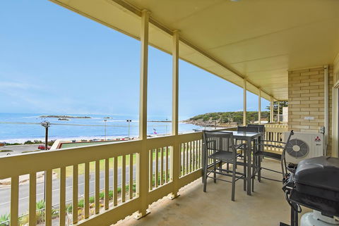 The Dolphins Beachfront Apartments - Perths Hotel 10