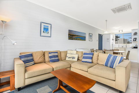 The Dolphins Beachfront Apartments - Perths Hotel 11