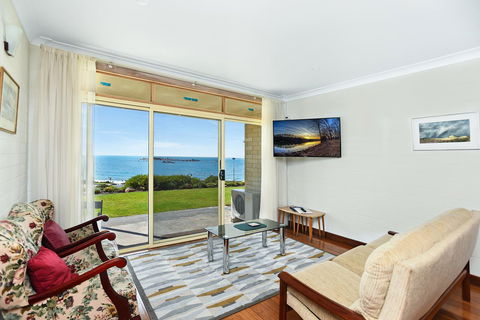 The Dolphins Beachfront Apartments - Perths Hotel 7