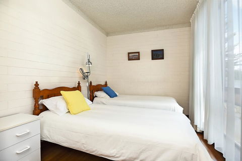 The Dolphins Beachfront Apartments - Perths Hotel 8