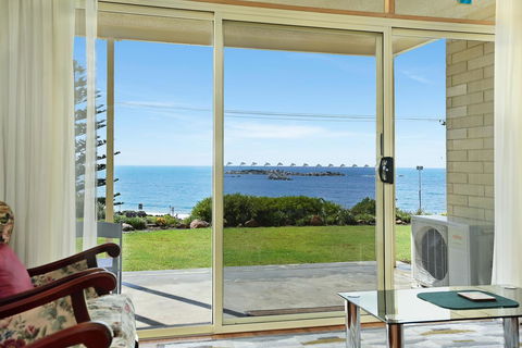 The Dolphins Beachfront Apartments - Perths Hotel 6