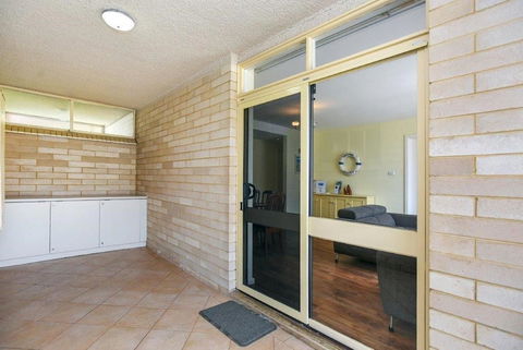 The Dolphins Beachfront Apartments - Perths Hotel 3
