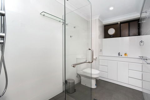 The Dolphins Beachfront Apartments - Perths Hotel 2