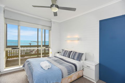 The Dolphins Beachfront Apartments - Perths Hotel 14