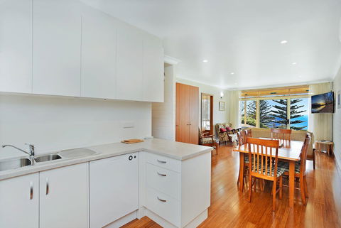 The Dolphins Beachfront Apartments - Perths Hotel 4