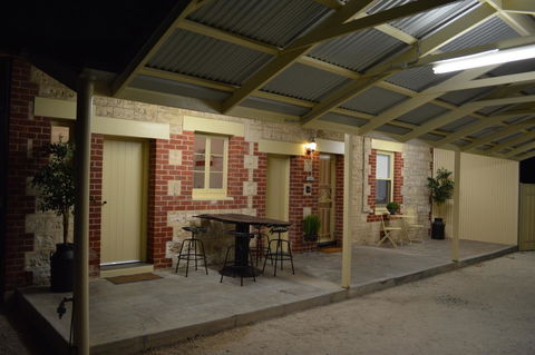 Two Cow Cottage Bed & Breakfast - Perths Hotel 32