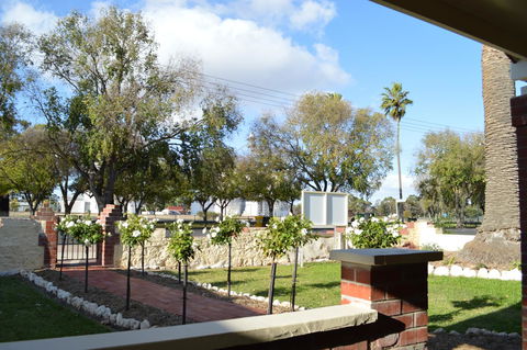 Two Cow Cottage Bed & Breakfast - Perths Hotel 31