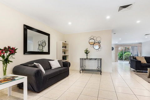 Adelaide Style Accommodation-Close To City-North Adelaide-3 Bdrm- FREE Parking - Perths Hotel 5