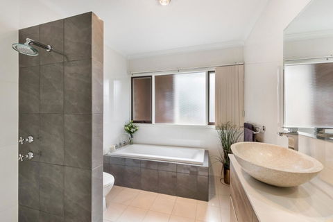 Adelaide Style Accommodation-Close To City-North Adelaide-3 Bdrm- FREE Parking - Perths Hotel 10
