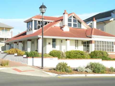 Brighton Beach House - Perths Hotel 5