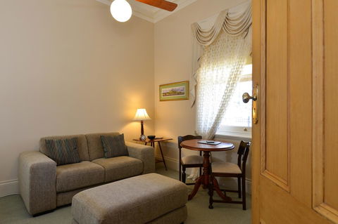 Trafalgar Premium Vintage Suites - Perths Hotel 25