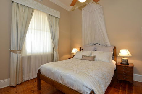 Trafalgar Premium Vintage Suites - Perths Hotel 7