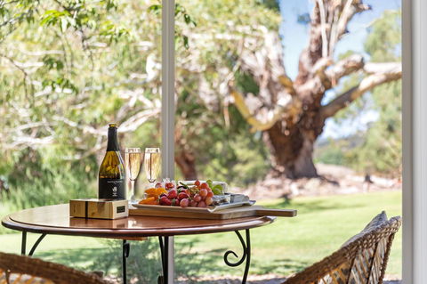 Adelaide Hills Retreats - Perths Hotel 3