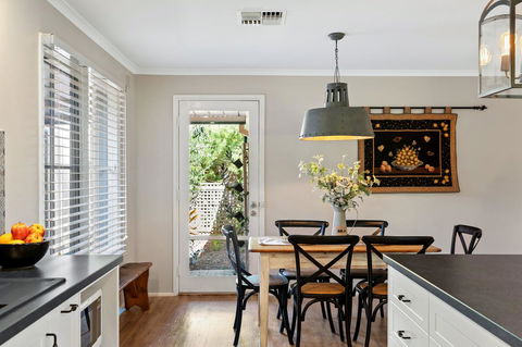 Adelaide Hills Retreats - Perths Hotel 8