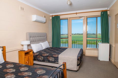 Tailem Bend Riverside Hotel - Perths Hotel 0