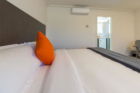 Mick O\'Sheas - Perths Hotel 15