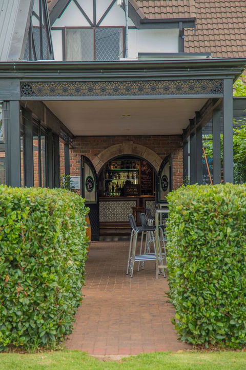 Mick O\'Sheas - Perths Hotel 40