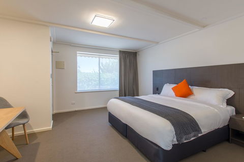 Mick O\'Sheas - Perths Hotel 9