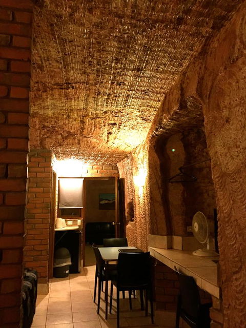 The Lookout Cave Underground Motel - Perths Hotel 19