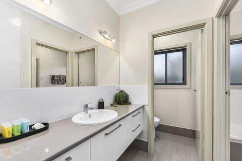 Accommodation On Lansell 2 - Perths Hotel 10