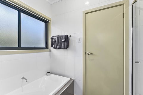 Accommodation On Lansell 2 - Perths Hotel 11