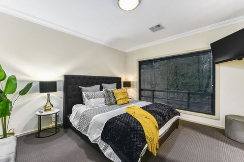 Accommodation On Lansell 2 - Perths Hotel 1