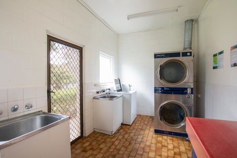Blue Lake Holiday Park - Perths Hotel 11