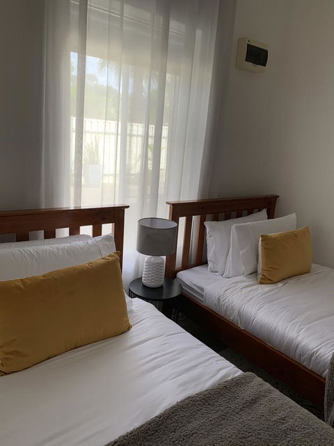 Sunshine Four - Perths Hotel 35