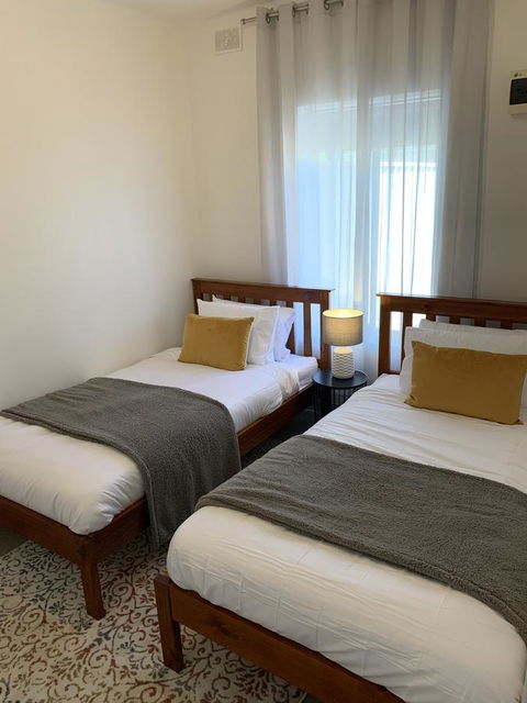 Sunshine Four - Perths Hotel 34