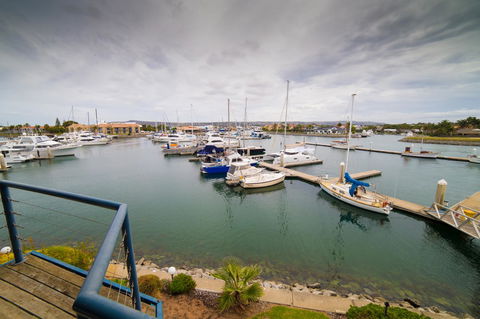 Marina Reflections - Perths Hotel 9