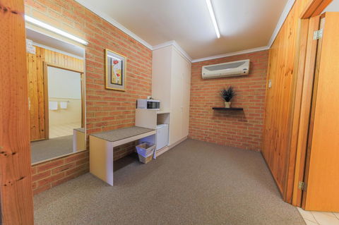 Country Roads Motor Inn Naracoorte - Perths Hotel 5