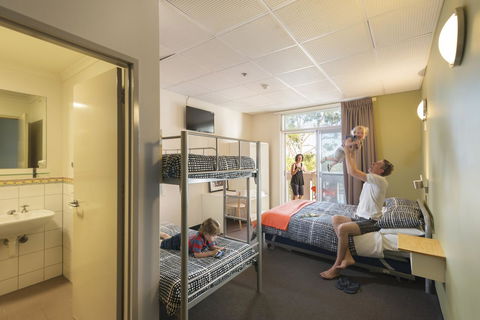 YHA Adelaide Central - Perths Hotel 37
