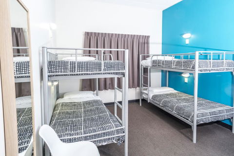 YHA Adelaide Central - Perths Hotel 34