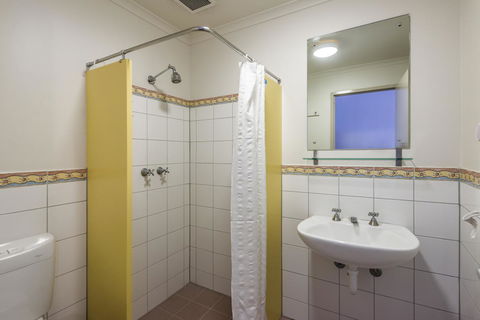 YHA Adelaide Central - Perths Hotel 40
