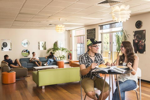 YHA Adelaide Central - Perths Hotel 35