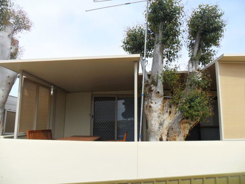 Ardrossan Caravan Park - Perths Hotel 1