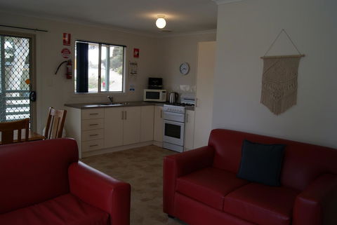 Ardrossan Caravan Park - Perths Hotel 11