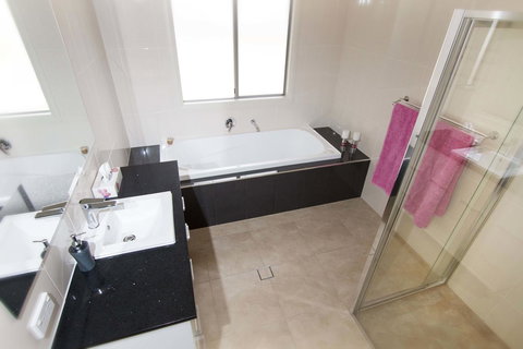 Brock's Base - Perths Hotel 7