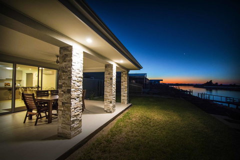 Brock's Base - Perths Hotel 0