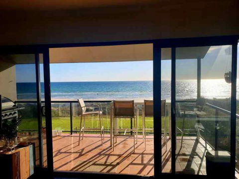 Luxurious 3 Bedroom Beachfront - Panoramic Views - Perths Hotel 3
