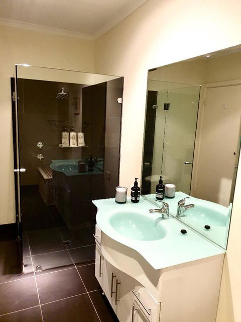 Luxurious 3 Bedroom Beachfront - Panoramic Views - Perths Hotel 10