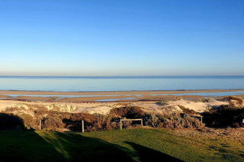 Luxurious 3 Bedroom Beachfront - Panoramic Views - Perths Hotel 13