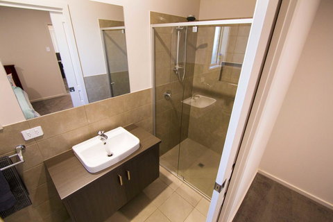 Serene Shores - Perths Hotel 11