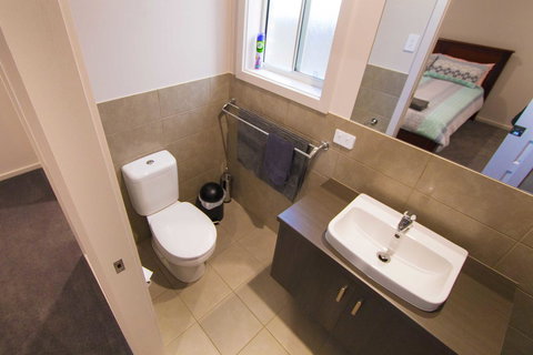 Serene Shores - Perths Hotel 12