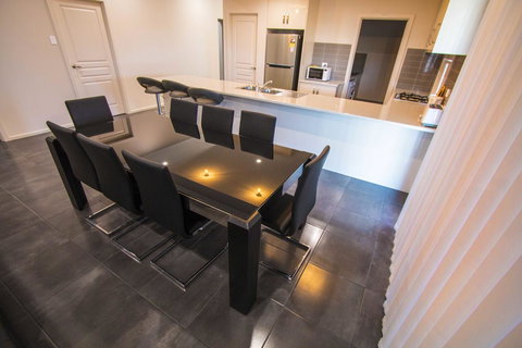 Serene Shores - Perths Hotel 3