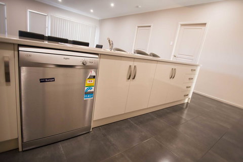 Serene Shores - Perths Hotel 5