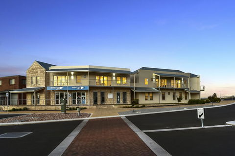 Robe Marina Accommodation - Perths Hotel 20