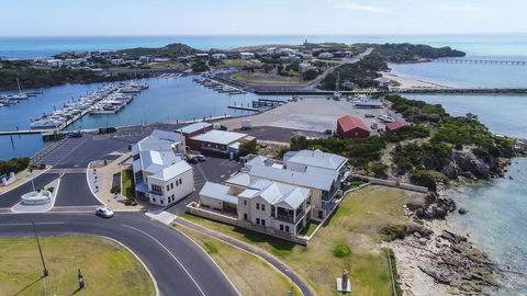 Robe Marina Accommodation - Perths Hotel 0