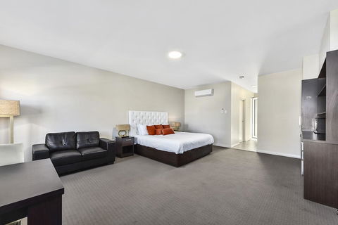 Robe Marina Accommodation - Perths Hotel 12