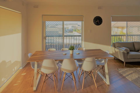 Henley Beach South, Amazing Views, Huge Private Balcony! - Perths Hotel 10